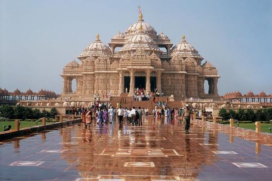 Private Spiritual Tour: Akshardham Temple, Lotus Temple & ISKCON in South Delhi